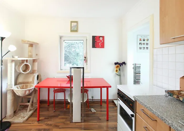 Room In House - Charming Vienna Retreat With Garden Metro Access