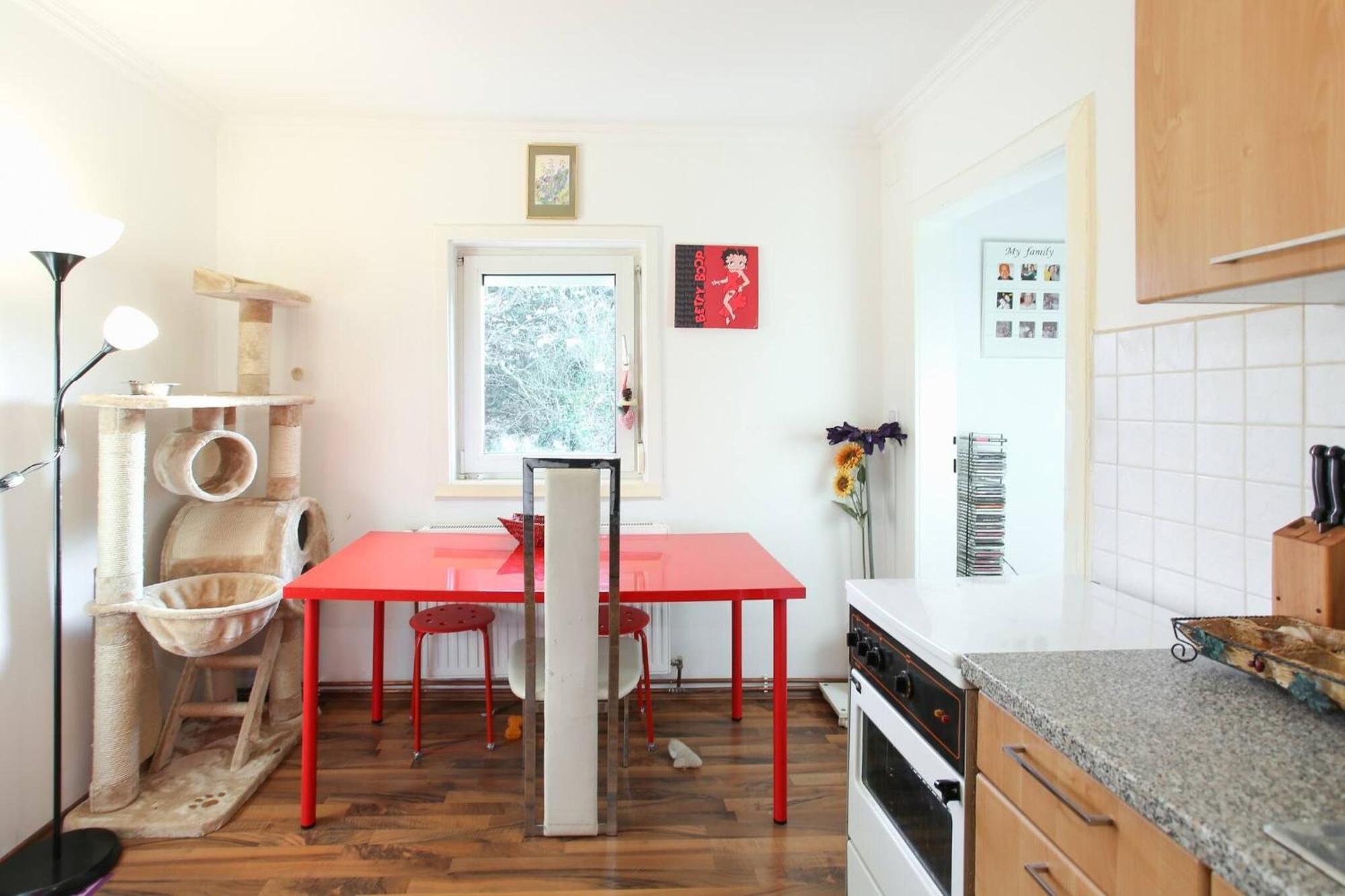 In House - Charming Retreat With Garden Metro Access