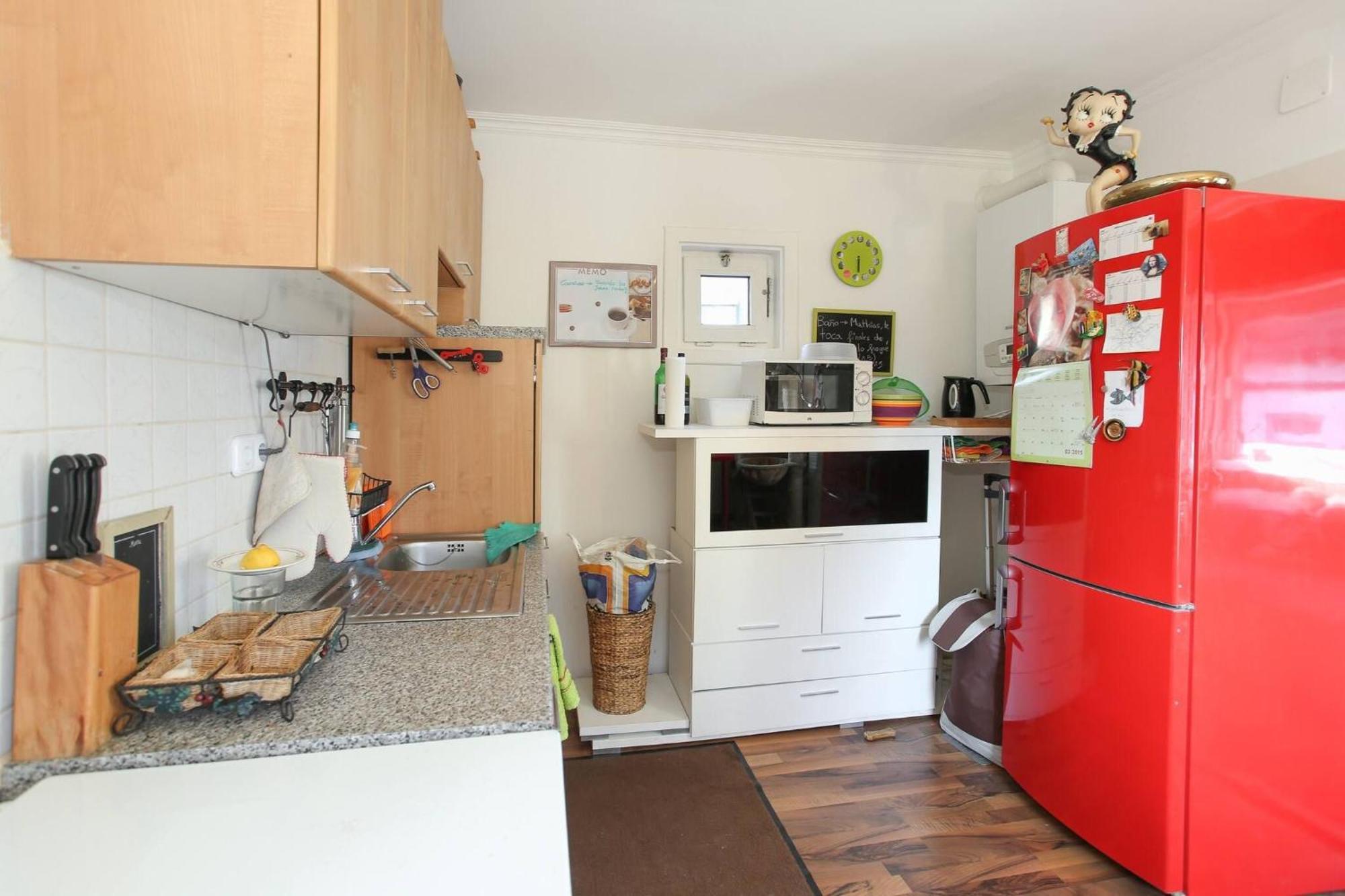 In House - Charming Retreat With Garden Metro Access