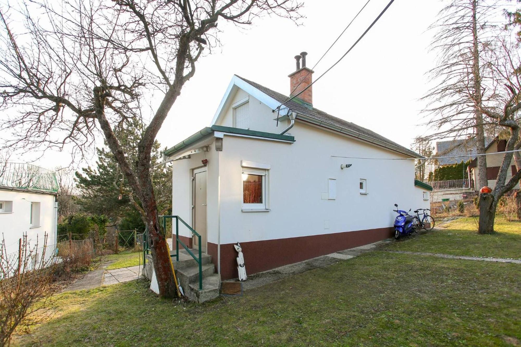 In House - Charming Retreat With Garden Metro Access