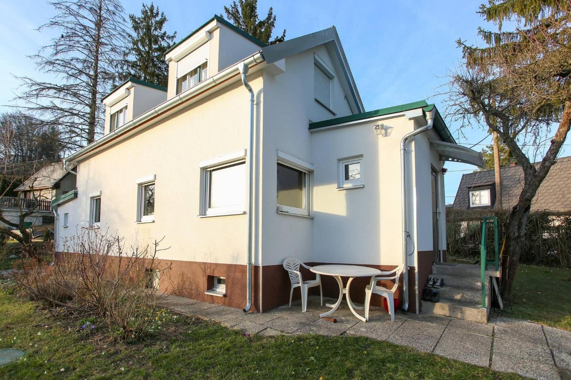 In House - Charming Retreat With Garden Metro Access