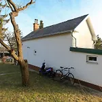 Room In House - Charming Vienna Retreat With Garden Metro Access